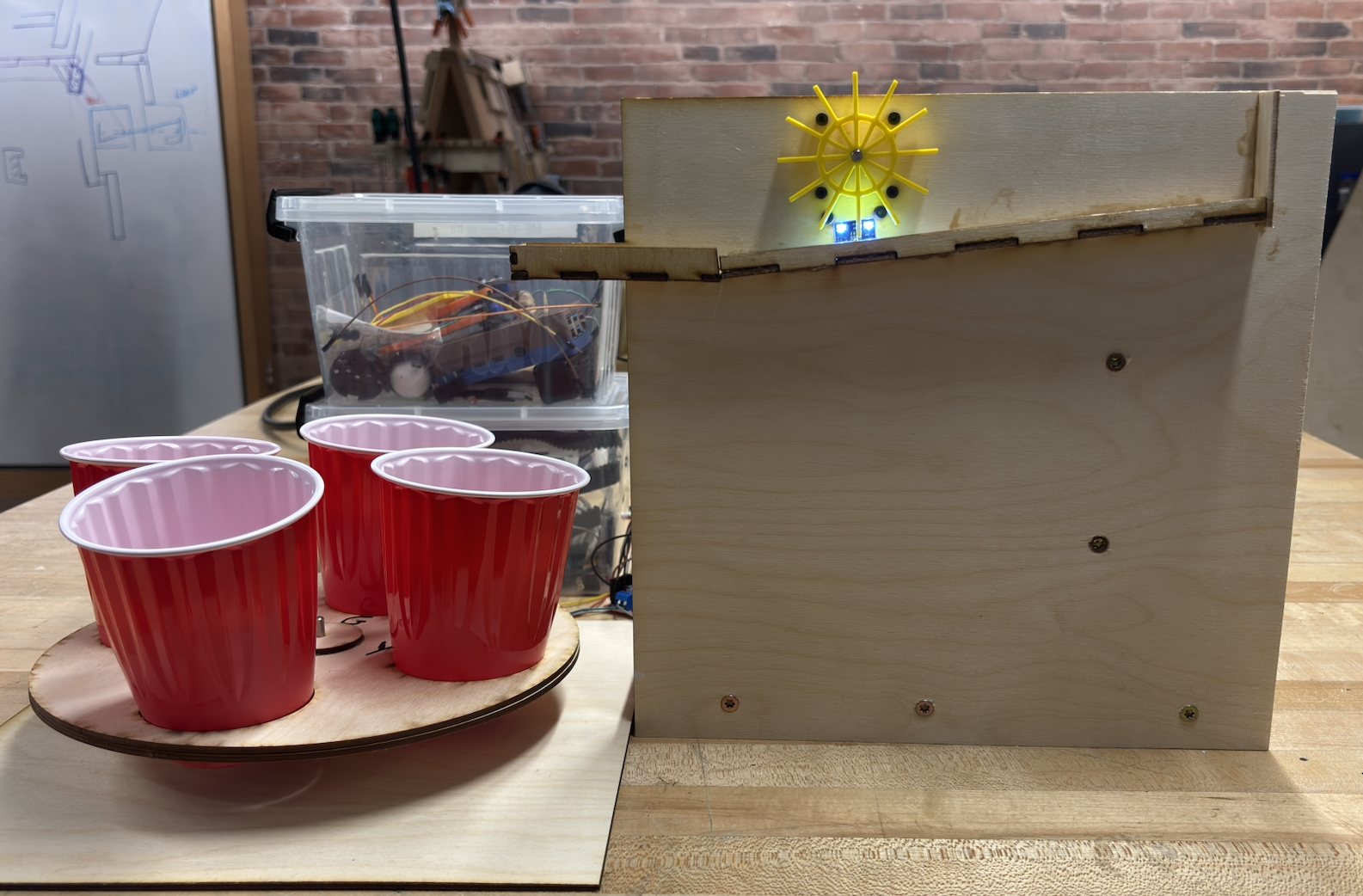 Colour-sorting ball machine — 1